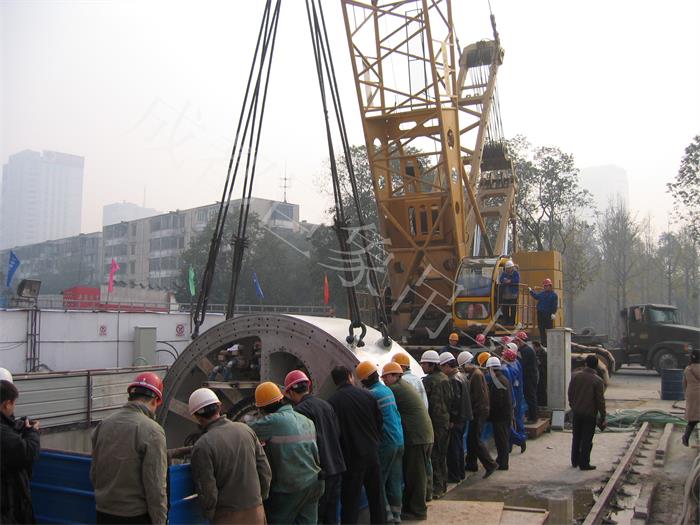 盾構(gòu)機(jī)下井1.jpg